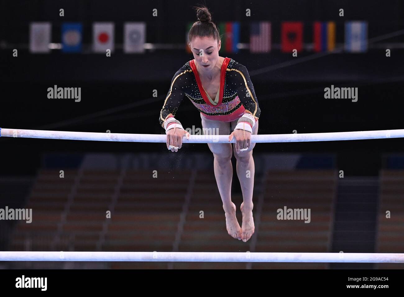 Gymnaste artistique belge Nina Derwael photographié en action pendant le concours de barreaux inégaux féminin aux qualifications de la gymnastique artistique c Banque D'Images
