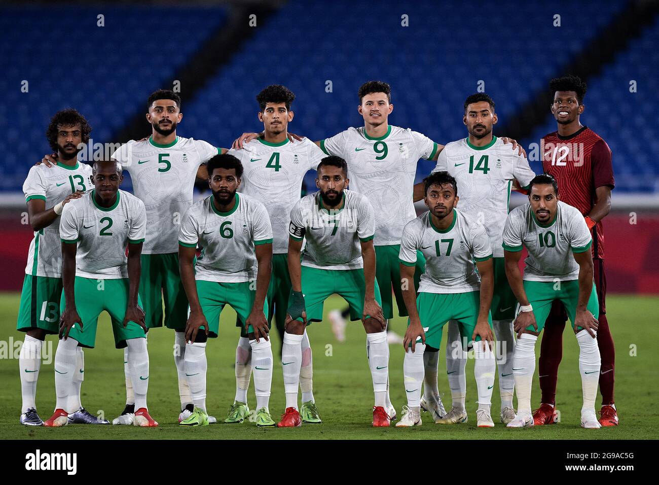 YOKOHAMA, JAPON - JUILLET 25 : l'équipe d'Arabie saoudite pose pour une photo d'équipe, de gauche à droite; Yasir Al Shahrani d'Arabie Saoudite, Abdelelah Al Amri d'Arabie Saoudite, Abdulbassit Al Hindi d'Arabie Saoudite, Abdullah Al Hamdan d'Arabie Saoudite, Ali Al Hassan d'Arabie Saoudite, Mohammed Al Yami d'Arabie Saoudite, première rangée; Saud Abdulhamid d'Arabie Saoudite, Sami Al Naji d'Arabie Saoudite, Salman Al Faraj d'Arabie Saoudite, Ayman Al Khulaif d'Arabie Saoudite et Salem Al Dawsari d'Arabie Saoudite lors du match du Tournoi de football olympique de Tokyo 2020 entre l'Arabie Saoudite et l'Allemagne au Nissan Stadium o Banque D'Images