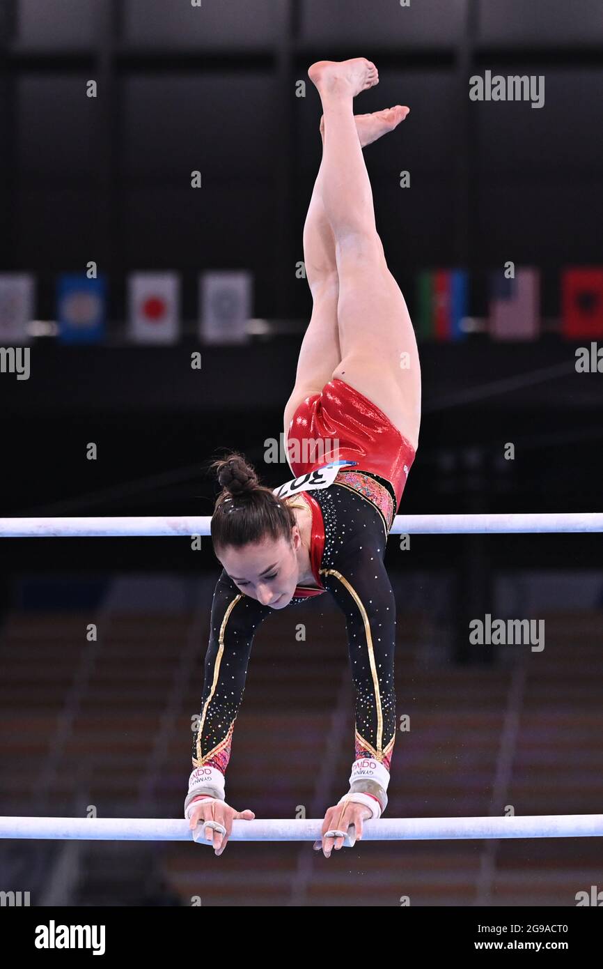 Gymnaste artistique belge Nina Derwael photographié en action pendant le concours de barreaux inégaux féminin aux qualifications de la gymnastique artistique c Banque D'Images