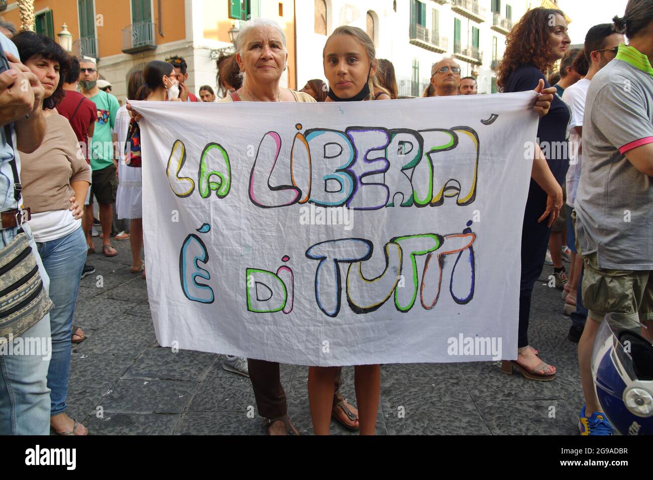 Le jour du « pas de peur » sur de nombreuses places italiennes le 24 juillet 2021, les citoyens sont venus protester contre le dernier décret du gouvernement Draghi qui exige la possession du passe vert (vaccination de Covid-19) pour avoir accès aux restaurants, bars, gymnases, théâtres et tous les endroits fermés où les rassemblements sont possibles. Ceux qui sont contre le vaccin contre le covid-19, également connu sous le nom de no vax, n'acceptent pas cette imposition comme une nouvelle forme de ségrégation et de limitation de leur liberté personnelle, les empêchant de mener une vie sociale normale. Salerno a également rejoint Banque D'Images