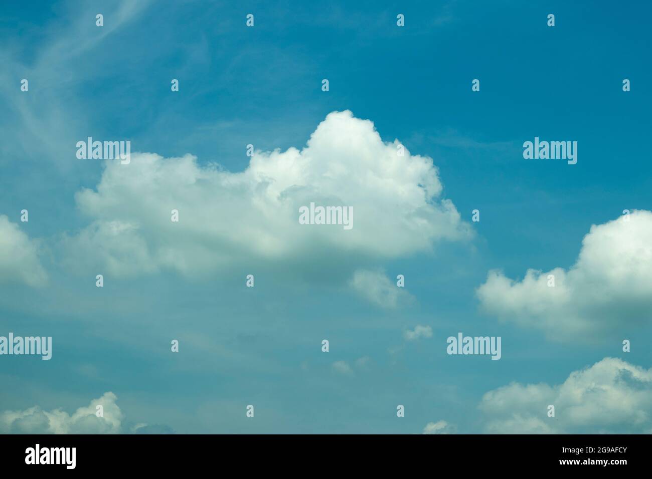 Les nuages blancs dans le ciel bleu sont une merveilleuse création d'Allah Banque D'Images