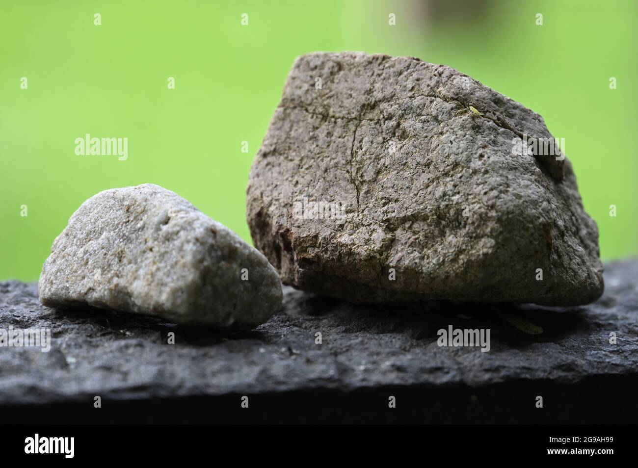 Pierres sur une tombe juive pour honorer les morts et pour exprimer une sympathie silencieuse Banque D'Images