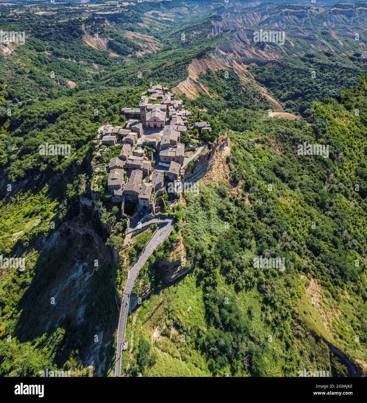Vue aérienne de Civita di Bagnoregio, ville médiévale dans le centre de l'Italie - province de Viterbo. Vue panoramique. Vue depuis le haut du village Banque D'Images