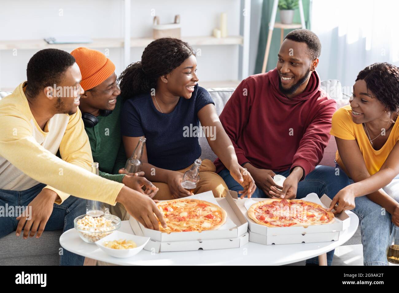 Bonne pizza noire de la génération du millénaire à la maison Banque D'Images