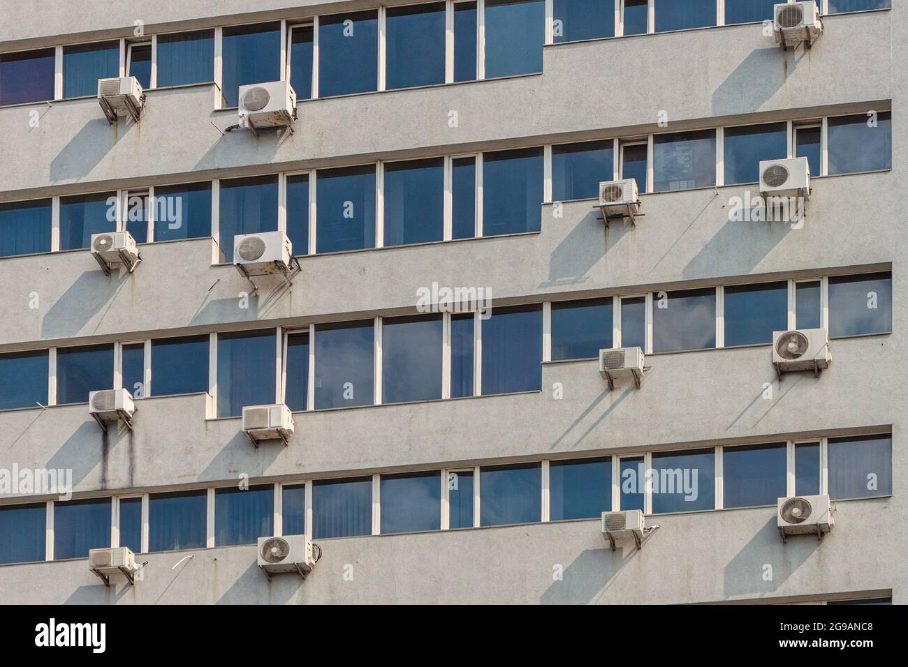 Beaucoup de climatiseurs sur le mur du bâtiment Banque D'Images
