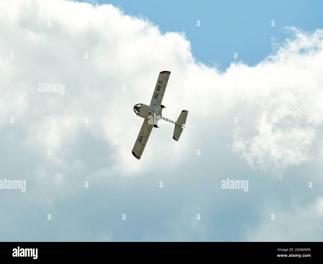 Avion composite léger dans le ciel au-dessus de Zhukovsk. Un programme à grande échelle pour le 15e salon aérien MAKS a été préparé par les équipes de voltige russes, 'Sunfts', 'Falcons of Russia' et 'Berkuts' représentant les Forces aérospatiales de la Fédération de Russie. Les pilotes de l'équipe de vol acrobatique russe First Flight et, bien sûr, les invités de l'Inde - l'équipe DE vol ACROBATIQUE D'HÉLICOPTÈRE SARANG ont pris leur avion dans le ciel au-dessus de Zhukovsky. Banque D'Images