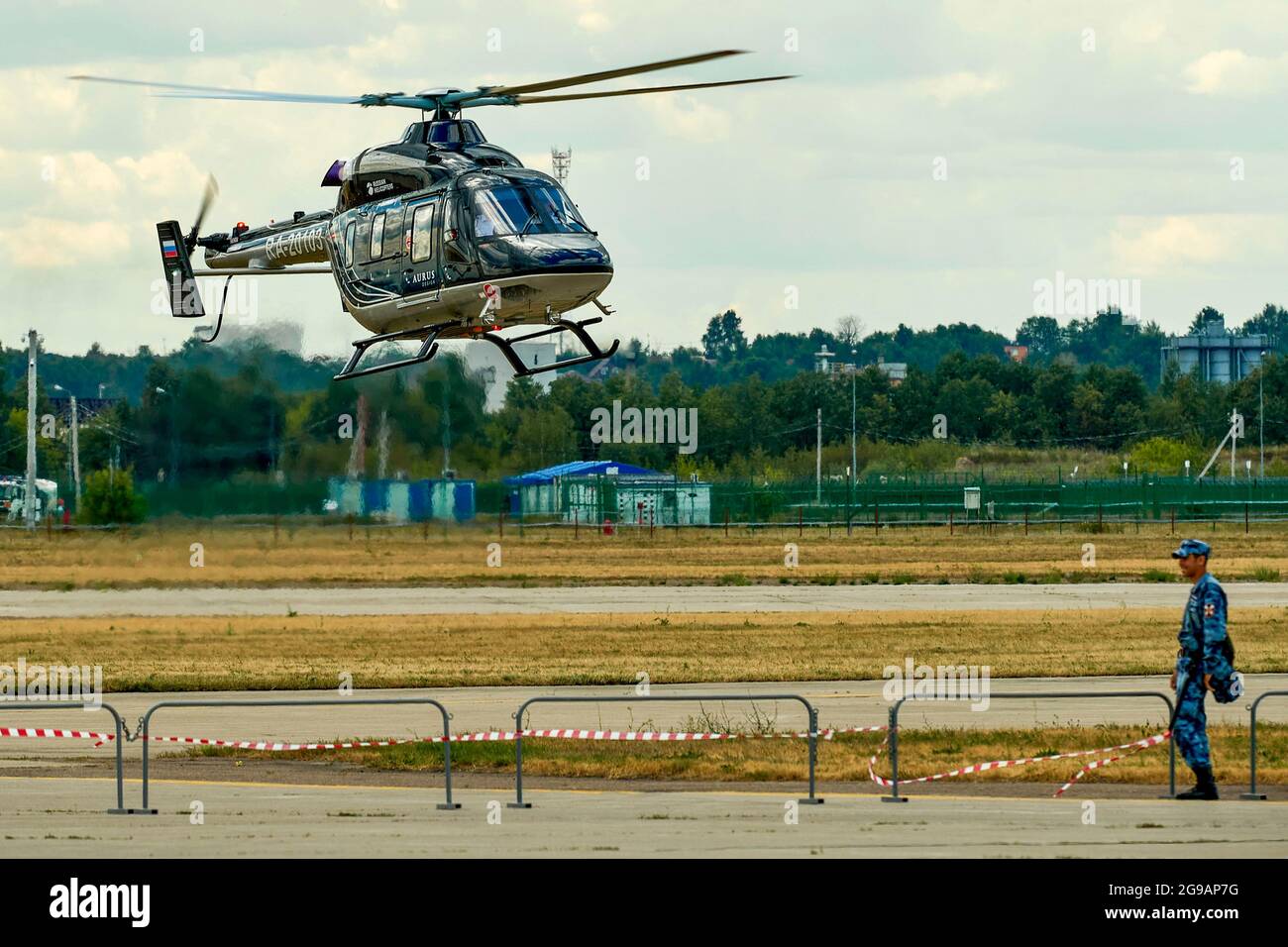 Hélicoptère vu atterrir à l'aérodrome de Zhukovsky. Un programme à grande échelle pour le 15e salon aérien MAKS a été préparé par les équipes de voltige russes, 'Sunfts', 'Falcons of Russia' et 'Berkuts' représentant les Forces aérospatiales de la Fédération de Russie. Les pilotes de l'équipe de vol acrobatique russe First Flight et, bien sûr, les invités de l'Inde - l'équipe DE vol ACROBATIQUE D'HÉLICOPTÈRE SARANG ont pris leur avion dans le ciel au-dessus de Zhukovsky. Banque D'Images