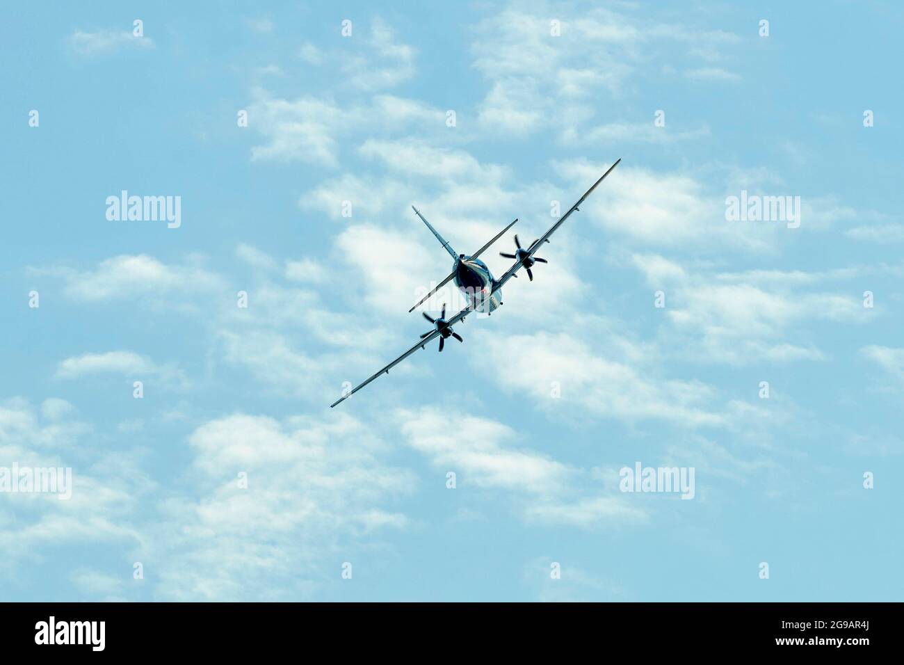 Transport il-114 survole Zhukovsky pendant l'événement. Un programme à grande échelle pour le 15e salon aérien MAKS a été préparé par les équipes de voltige russes, 'Sunfts', 'Falcons of Russia' et 'Berkuts' représentant les Forces aérospatiales de la Fédération de Russie. Les pilotes de l'équipe de vol acrobatique russe First Flight et, bien sûr, les invités de l'Inde - l'équipe DE vol ACROBATIQUE D'HÉLICOPTÈRE SARANG ont pris leur avion dans le ciel au-dessus de Zhukovsky. (Photo de Mihail Siergiejewicz / SOPA Imag/Sipa USA) Banque D'Images