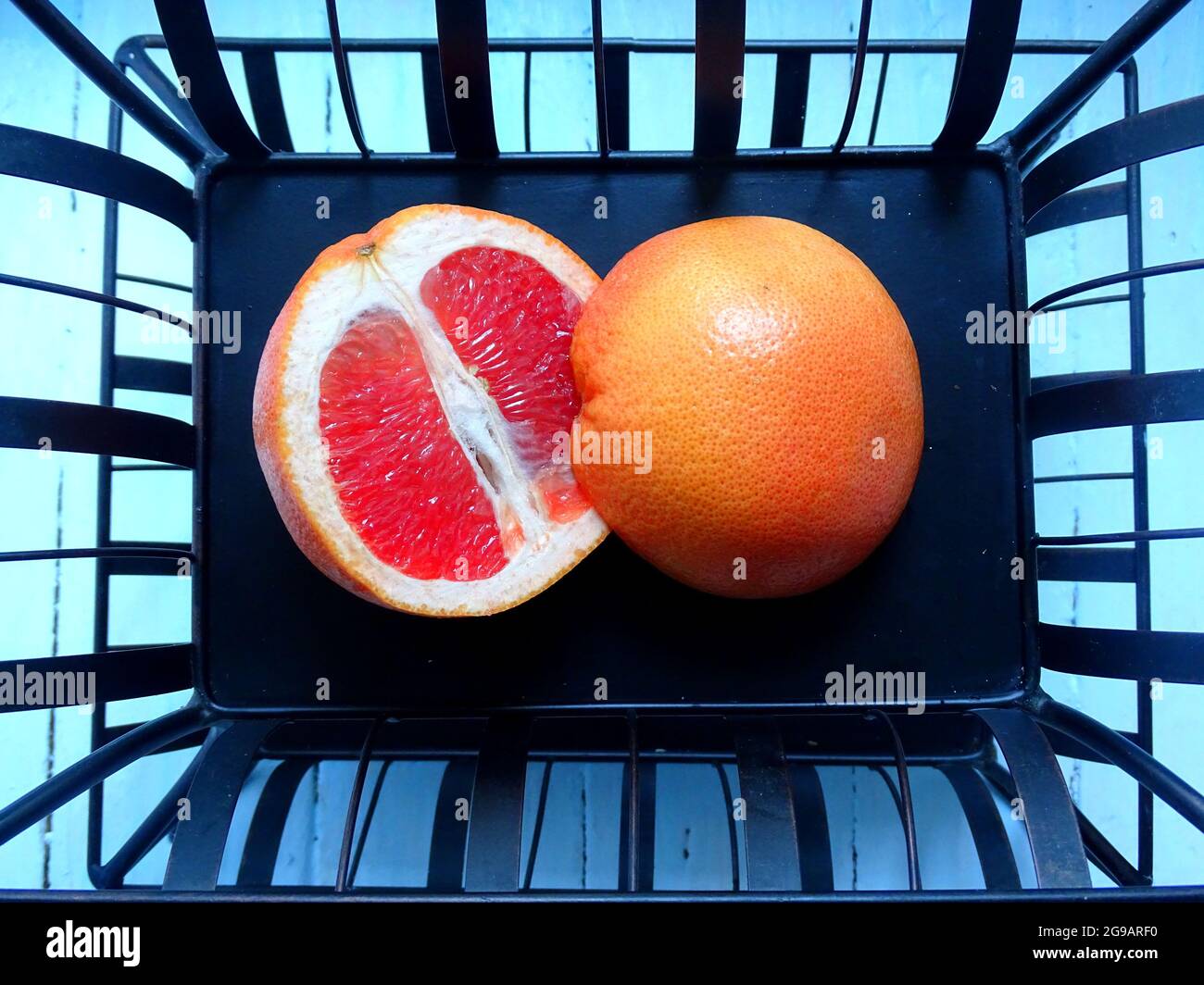pamplemousse sur un support en métal noir Banque D'Images