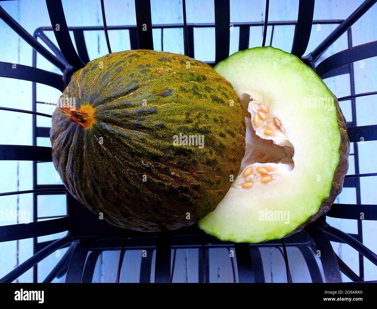 couper le melon sur un support en métal noir Banque D'Images