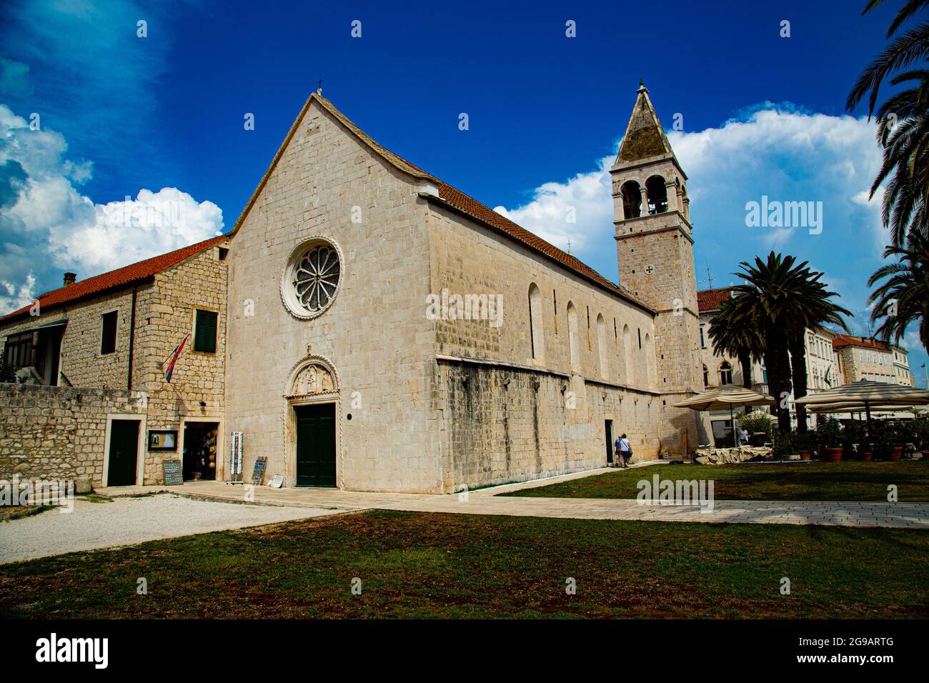 Trogir, pequeño pueblo muy pintoresco con cales medievales estrechas, murallas fortalezas e iglesias de arquitectura románico - góticas y cales. Banque D'Images