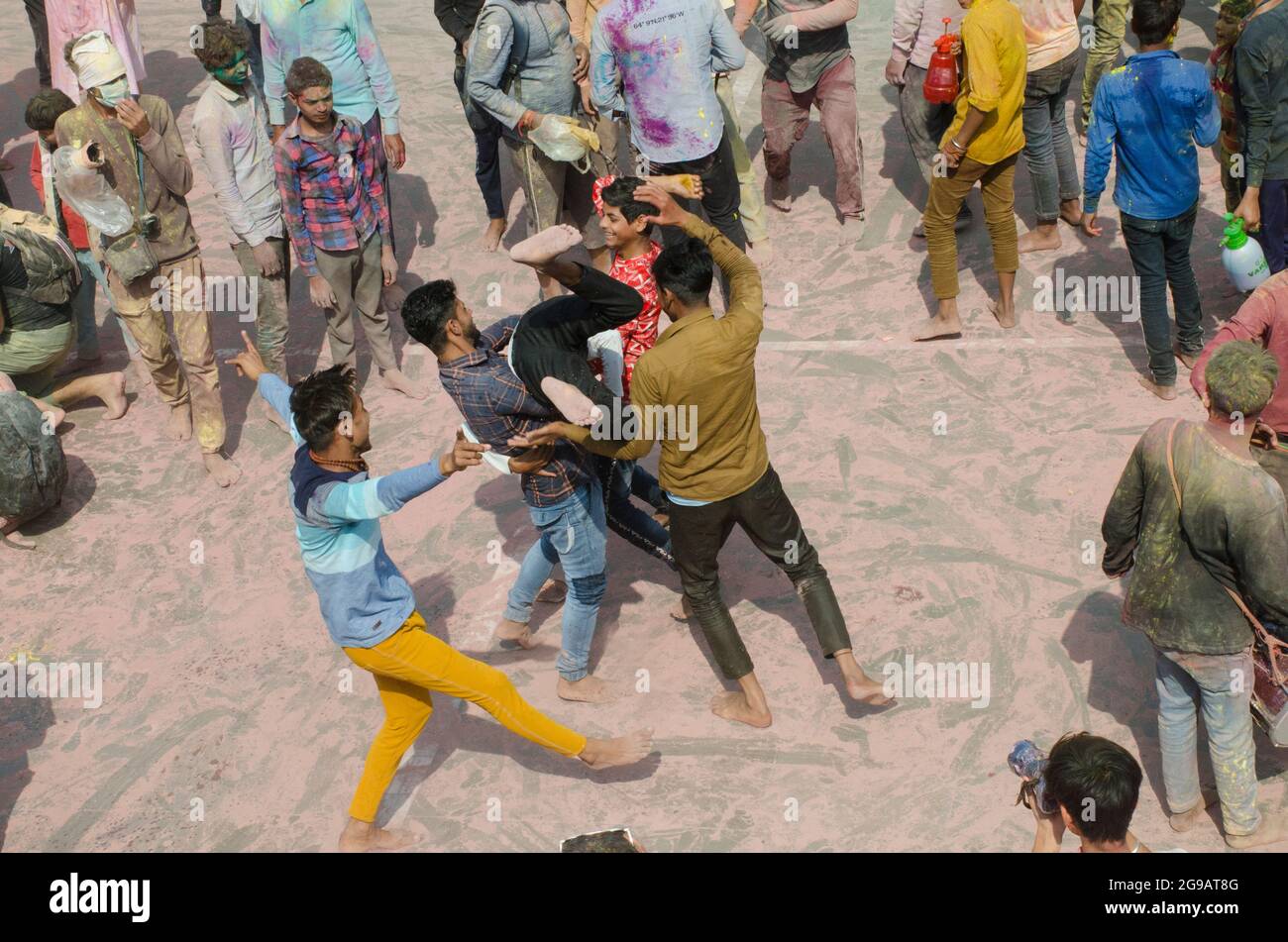 Les gens montrent acrobat tout en célébrant Holi, le festival de couleur en Inde. Banque D'Images