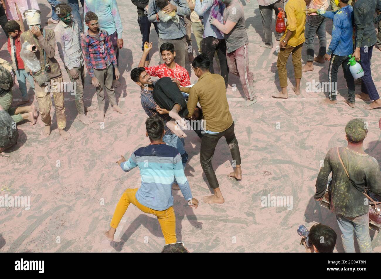 Les gens montrent acrobat tout en célébrant Holi, le festival de couleur en Inde. Banque D'Images