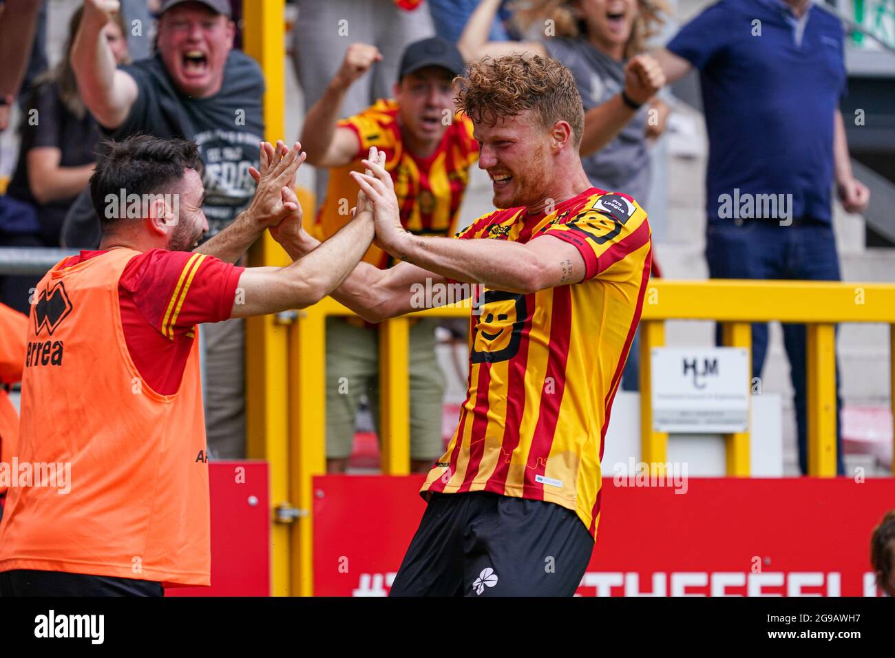 MECHELEN, BELGIQUE - JUILLET 25 : Ferdy Druijf de KV Mechelen célèbre après avoir remporté le but lors du match Jupiler Pro League entre KV Mechelen et le FC Royal Anvers à l'AFAS Stadion le 25 juillet 2021 à Mechelen, Belgique (photo de Jeroen Meuwsen/Orange Pictures) Banque D'Images