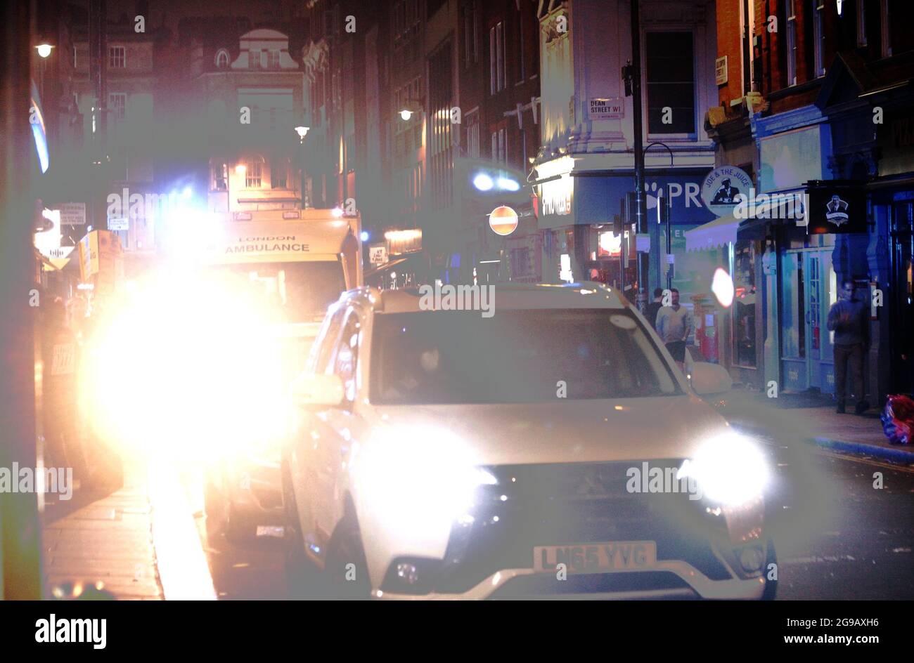 La vieille rue Compton de soho était très remplie de gens le premier samedi de la « liberté ». Personne ne sait si c'était le premier et le dernier samedi de la liberté mais les gens sont sortis et ont passé un bon moment à boire et à danser jusqu'à 5h du matin. Il y avait des détritus partout et les femmes de ménage avaient un très grand job.it était bien pour voir les gens dehors. . Espoir pour les meilleures photos 24/7/2021 blitz Banque D'Images