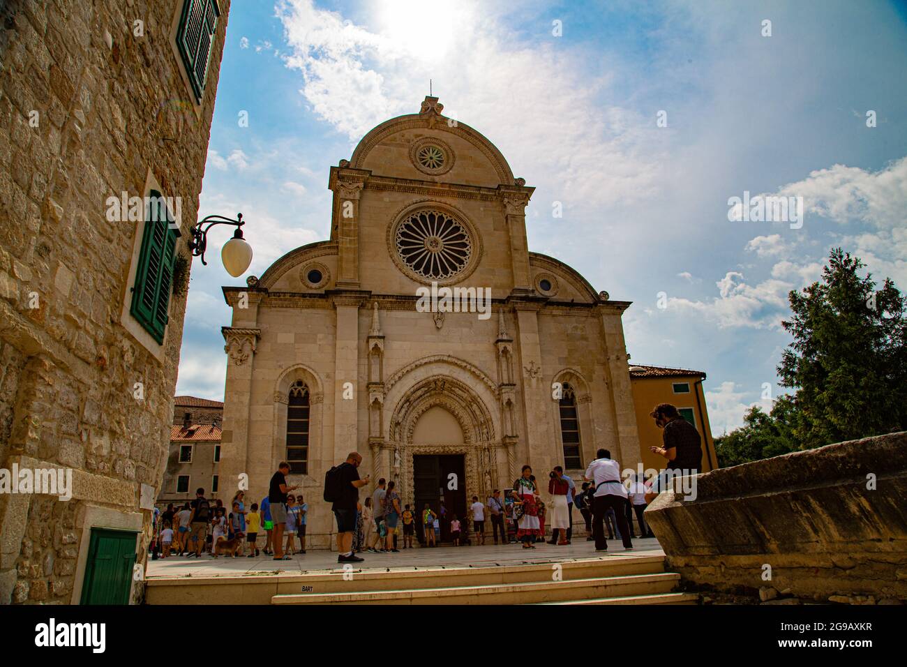 Sibenik ciudad médiéval pintoresca de Crocia con calles estrechas y rincones muy pintorescos, con fachadas adornadas de forma característica. Banque D'Images