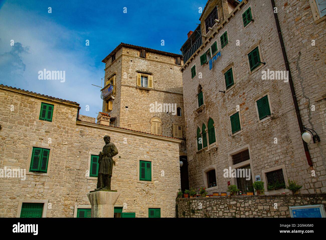 Sibenik ciudad médiéval pintoresca de Crocia con calles estrechas y rincones muy pintorescos, con fachadas adornadas de forma característica. Banque D'Images