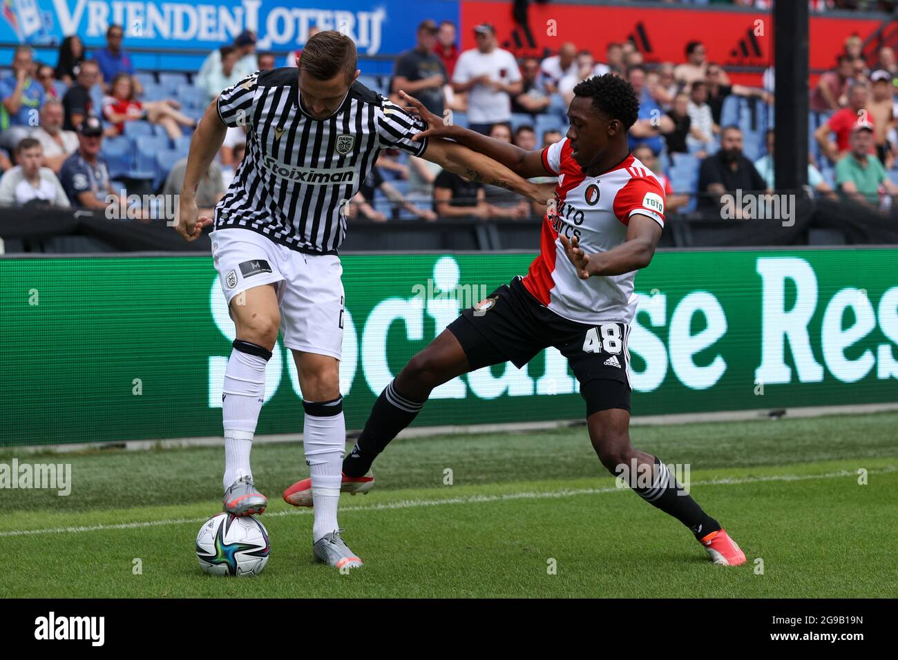 ROTTERDAM, PAYS-BAS - JUILLET 25: Jasmin Kurtic de PAOK Saloniki, Antoni Milambo de Feyenoord pendant le match Club friendly entre Feyenoord et PAOK Saloniki à de Kuip le 25 juillet 2021 à Rotterdam, pays-Bas (photo de Herman Dingler/Orange Pictures) Credit: Orange pics BV/Alay Live News Banque D'Images