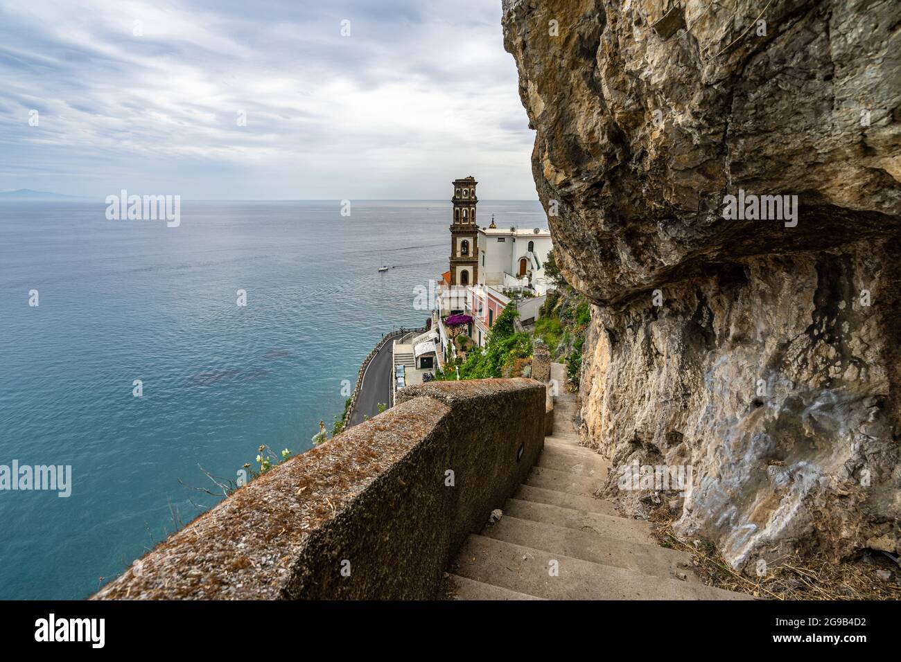 Escalier pittoresque menant à Atrani, surplombant la mer Méditerranée sur la côte amalfitaine, en Italie Banque D'Images