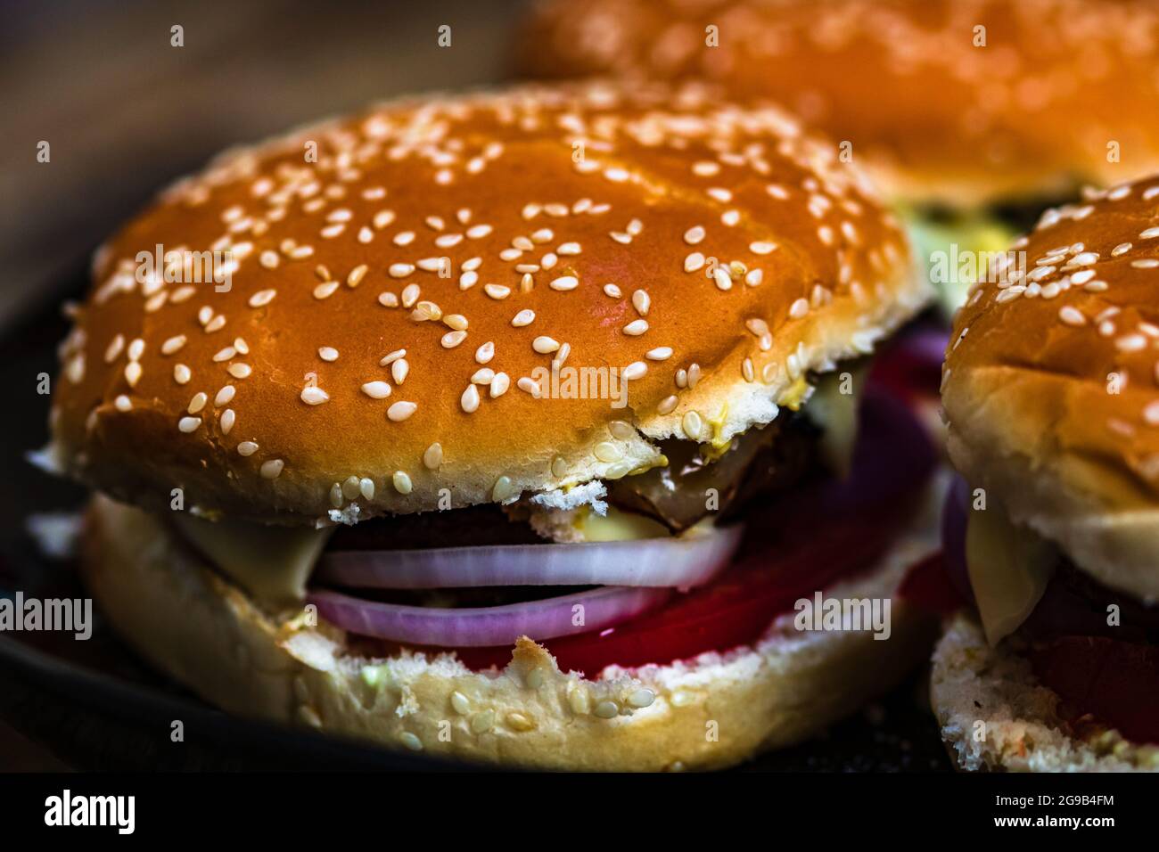 Une photo en grand angle de délicieux hamburgers faits maison frais sur une table en bois Banque D'Images