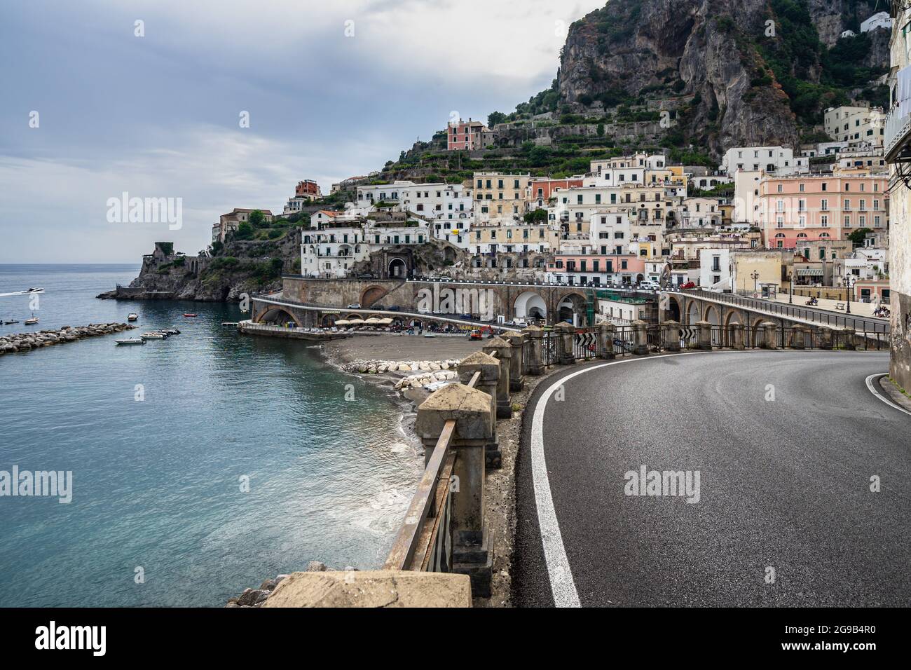 Route panoramique sur la côte amalfitaine dans la petite ville d'Atrani, Italie Banque D'Images