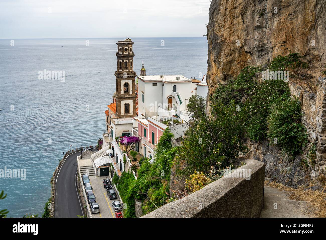 Escalier pittoresque menant à Atrani, surplombant la mer Méditerranée sur la côte amalfitaine, en Italie Banque D'Images
