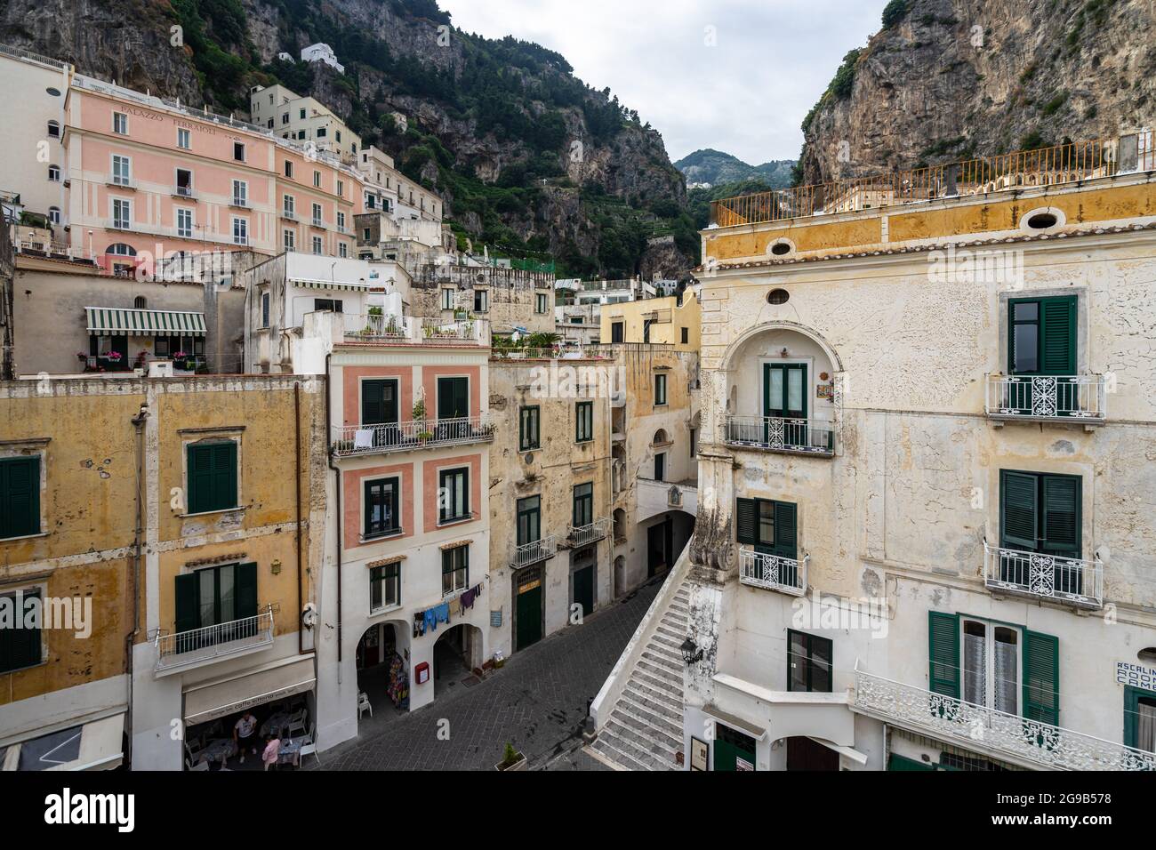 Vue sur Atrani, une petite ville pittoresque sur la côte amalfitaine et la plus petite ville d'Italie. Atrani, Italie, juin 2021 Banque D'Images