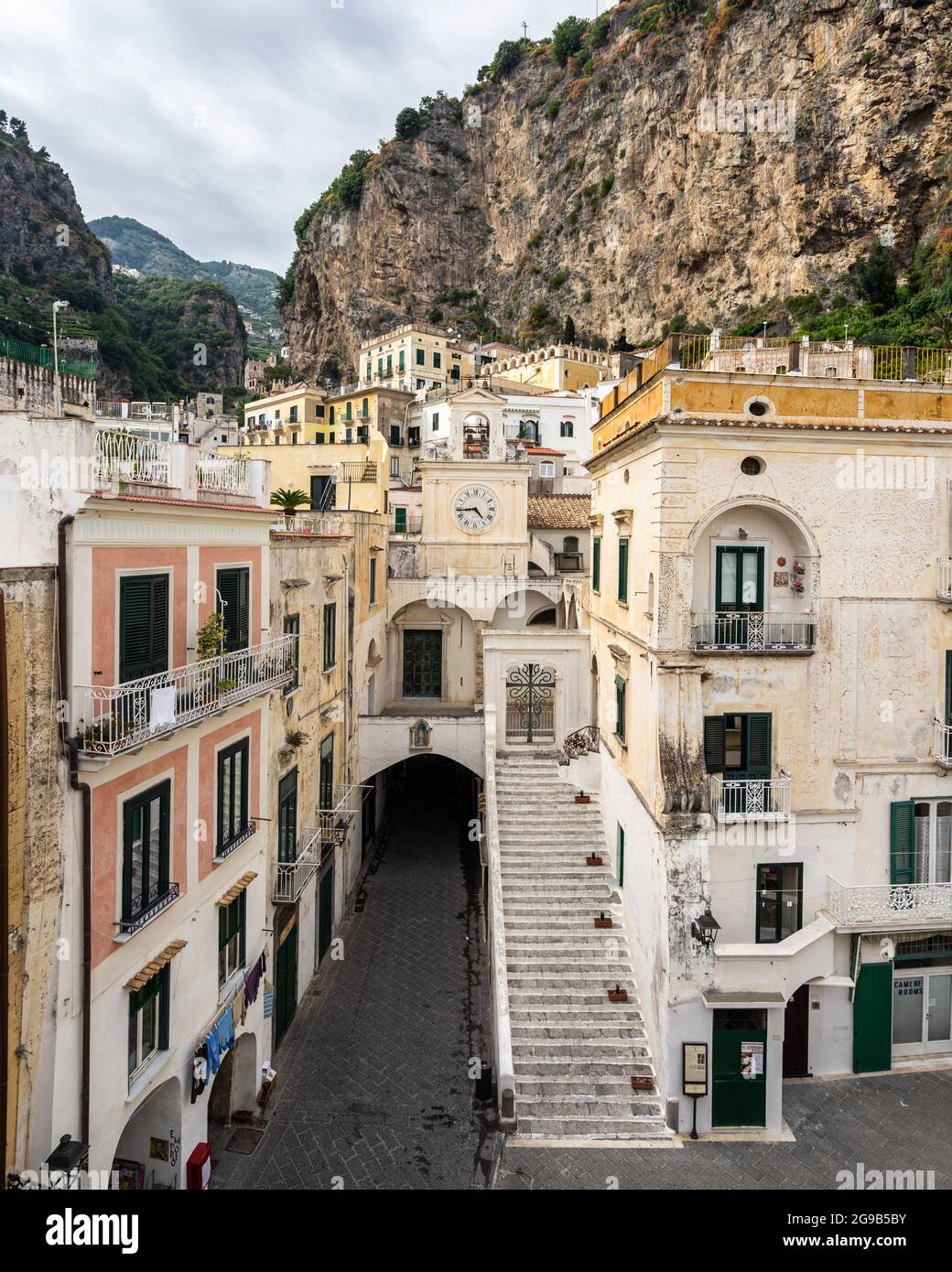 Vue sur Atrani, une petite ville pittoresque sur la côte amalfitaine et la plus petite ville d'Italie. Atrani, Italie, juin 2021 Banque D'Images