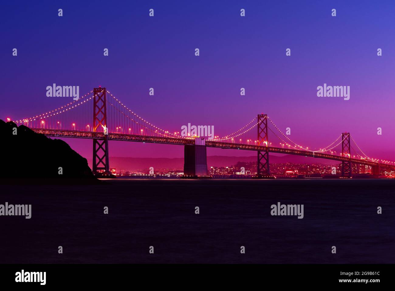 San Francisco Oakland Bay Bridge lors d'une nuit étoilée Banque D'Images