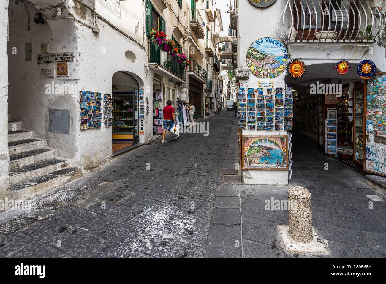 Amalfi, Italie, juin 2021 – boutiques de souvenirs typiques bordées le long de la rue principale du centre historique d'Amalfi Banque D'Images