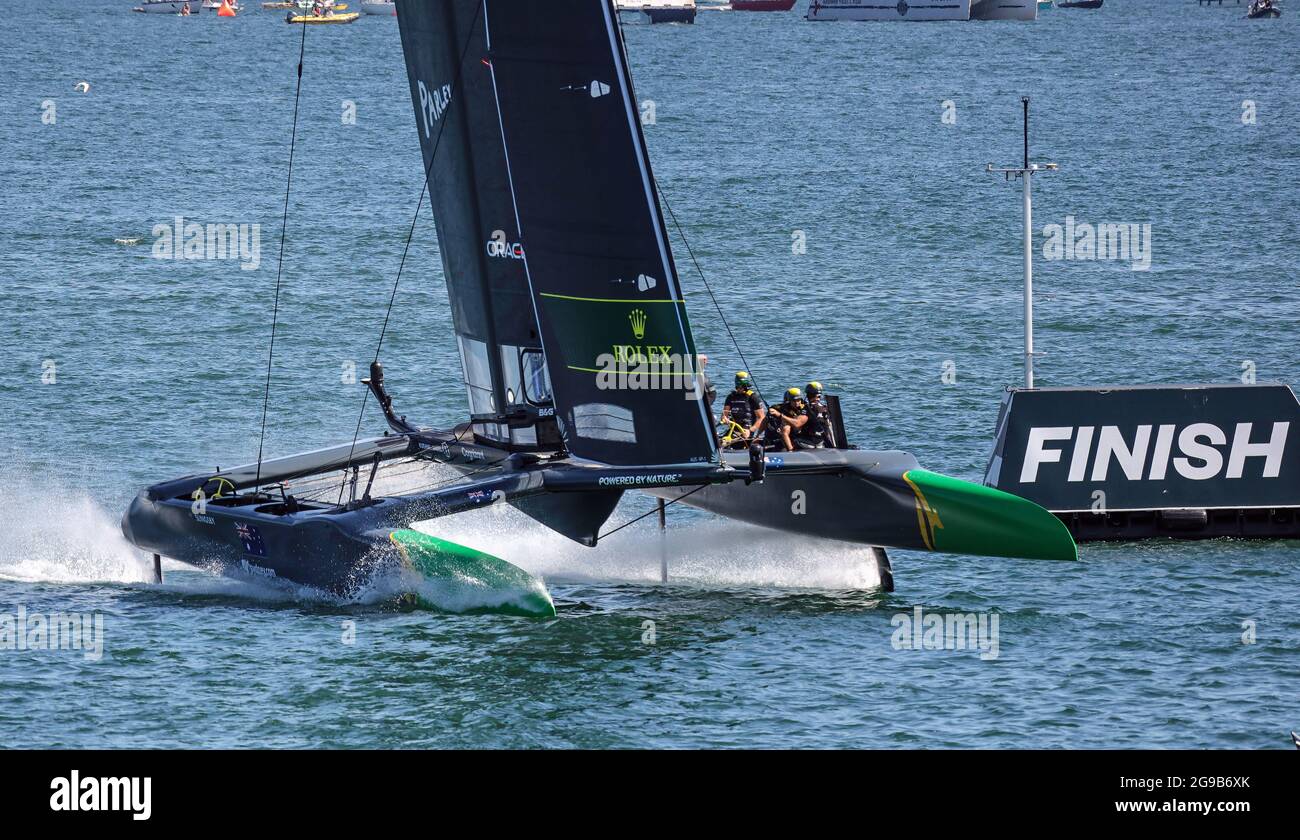 Team Australia, broquée par Tom Slingsby, passe le poste d'arrivée pour gagner l'événement SailGP saison 2 à Plymouth Sound. L'événement britannique également connu sous le nom de t Banque D'Images