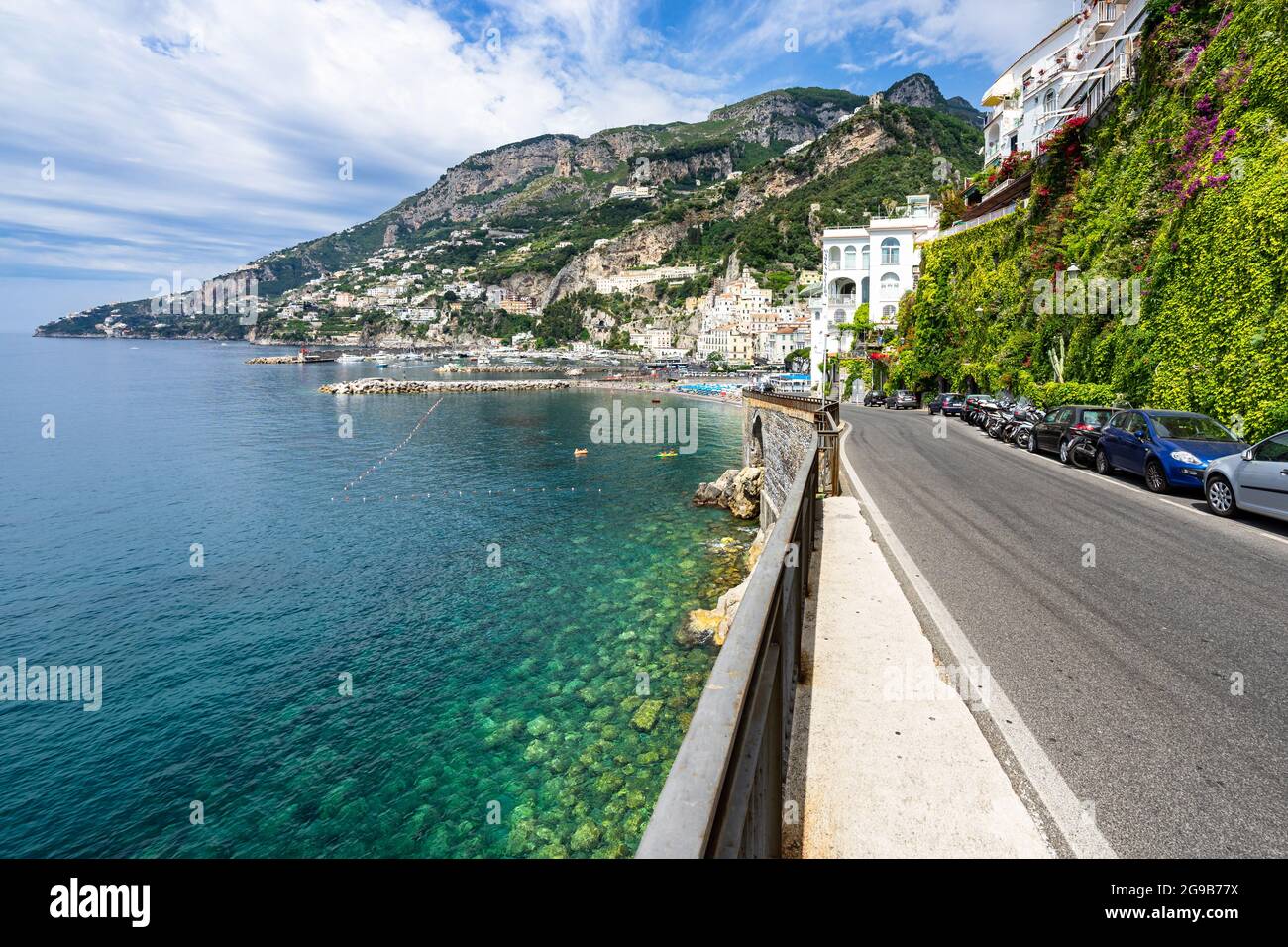 La célèbre route côtière de la côte amalfitaine près de la ville d'Amalfi surplombant la mer Méditerranée, en Italie Banque D'Images