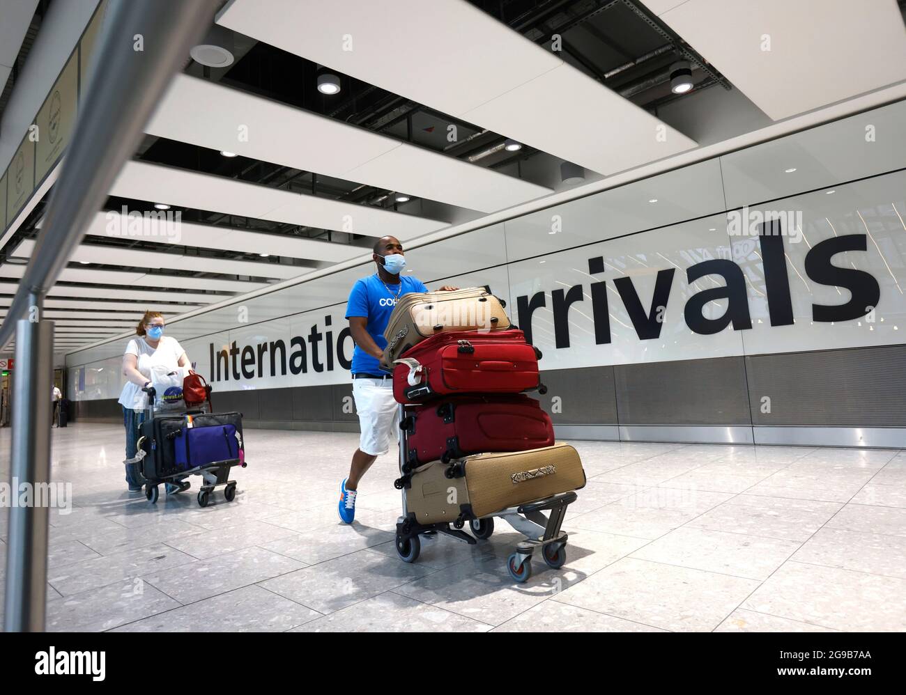 Londres, Royaume-Uni. 25 juillet 2021. Passagers arrivant au terminal 5. Passagers au départ et à l'arrivée de l'aéroport d'Heathrow au début de la période des fêtes. Le système de feux de circulation est en place avec différentes règles pour les pays de la liste verte, orange et rouge. Certains passagers devront s'isoler à leur arrivée. Crédit : Mark Thomas/Alay Live News Banque D'Images