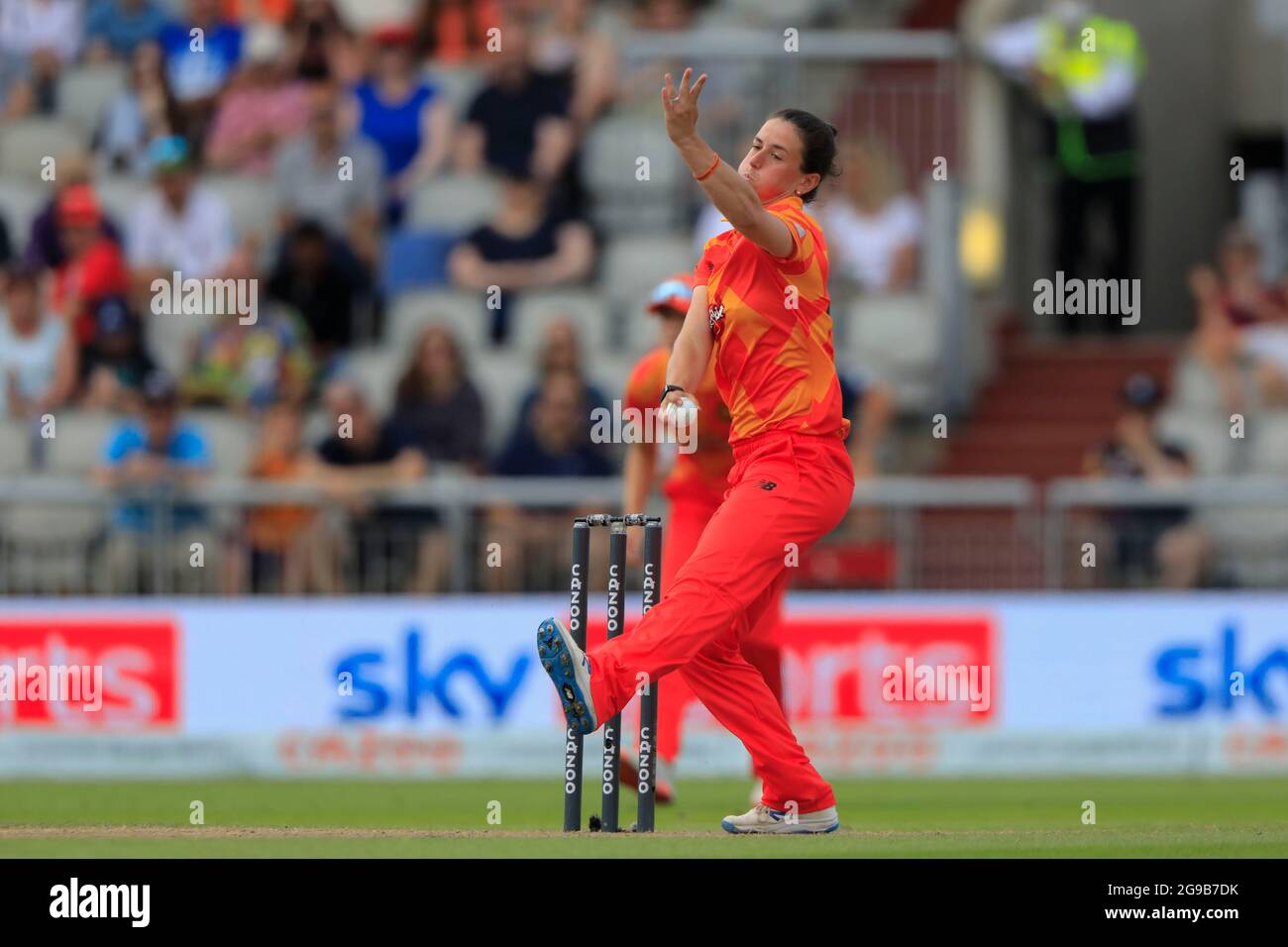 Georgia Elwiss Bowling pour Birmingham Phoenix Banque D'Images