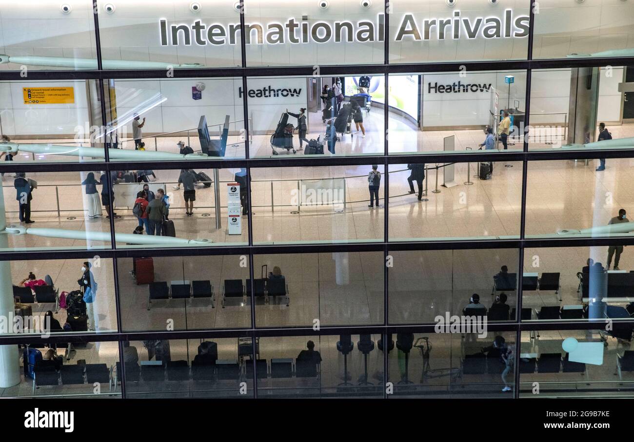 Londres, Royaume-Uni. 25 juillet 2021. Arrivées au terminal 2. Passagers au départ et à l'arrivée de l'aéroport d'Heathrow au début de la période des fêtes. Le système de feux de circulation est en place avec différentes règles pour les pays de la liste verte, orange et rouge. Certains passagers devront s'isoler à leur arrivée. Crédit : Mark Thomas/Alay Live News Banque D'Images