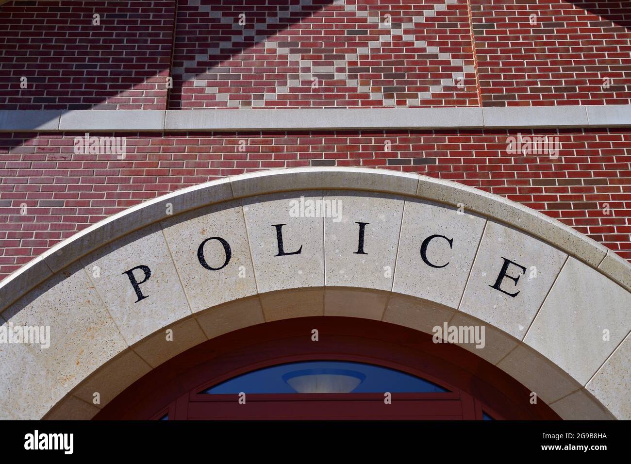 Bartlett, Illinois, États-Unis. Un portail au-dessus d'une entrée dans un bâtiment moderne du quartier général de la police dans une banlieue de Chicago. Banque D'Images