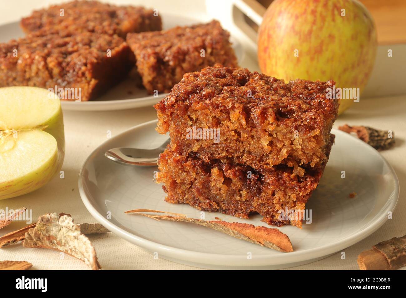 Gateau Aux Pommes A La Cannelle Tres Humide Avec Une Croute De Beurre A La Cannelle Et De Cassonade Prise De Vue Sur Fond Blanc Photo Stock Alamy Gateau Aux Pommes A La Cannelle Tres Humide Avec Une Croute De Beurre A La Cannelle Et De Cassonade Prise De Vue Sur Fond Blanc Photo Stock Alamy