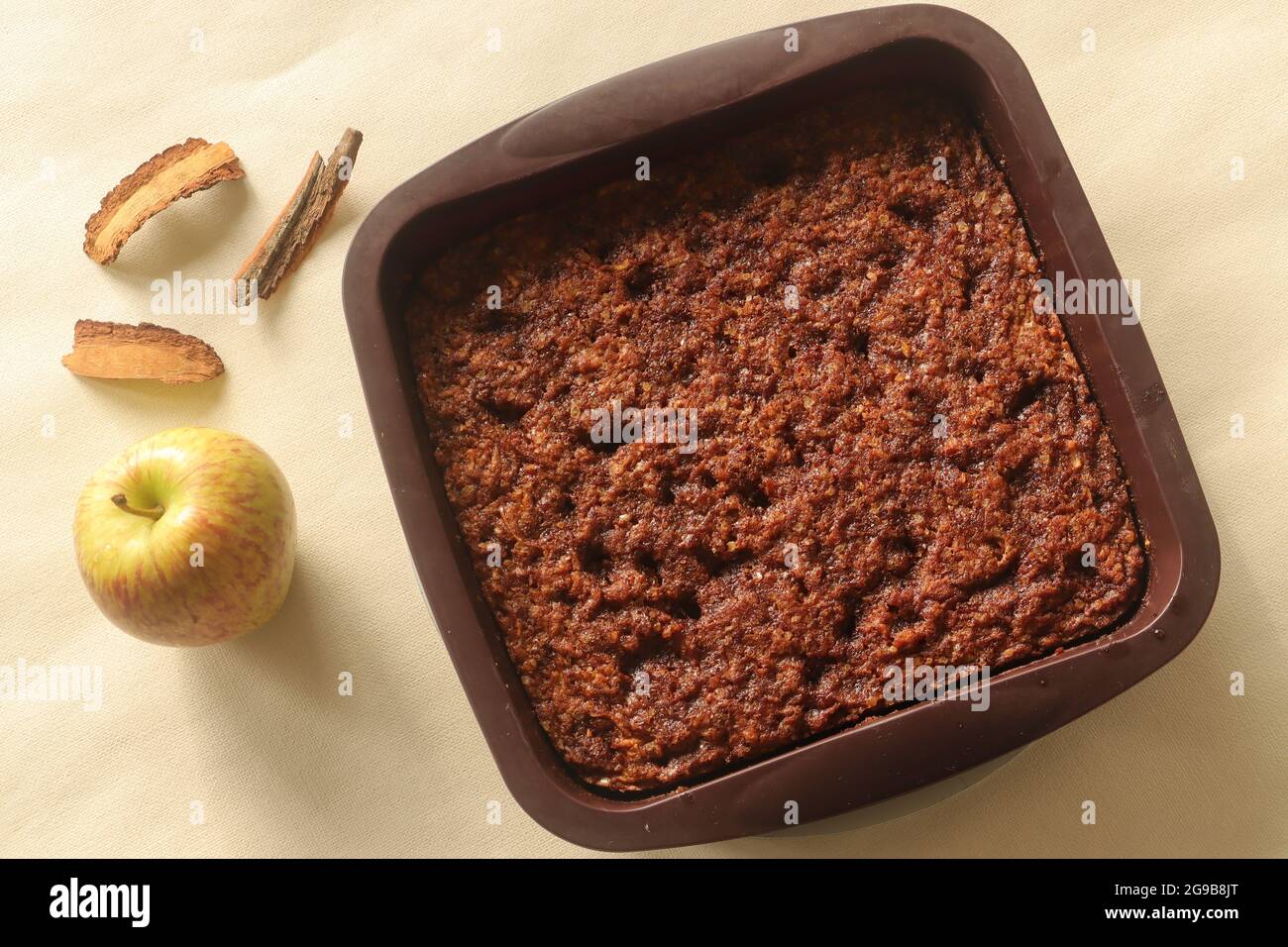 Gateau Aux Pommes A La Cannelle Tres Humide Avec Une Croute De Beurre A La Cannelle Et De Cassonade Prise De Vue Sur Fond Blanc Photo Stock Alamy Gateau Aux Pommes A La Cannelle Tres Humide Avec Une Croute De Beurre A La Cannelle Et De Cassonade Prise De Vue Sur Fond Blanc Photo Stock Alamy