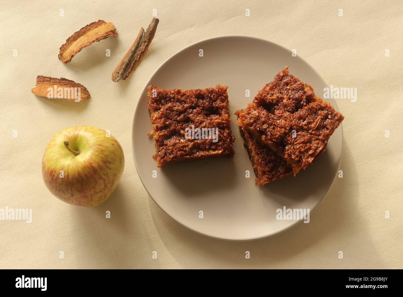 Gateau Aux Pommes A La Cannelle Tres Humide Avec Une Croute De Beurre A La Cannelle Et De Cassonade Prise De Vue Sur Fond Blanc Photo Stock Alamy Gateau Aux Pommes A La Cannelle Tres Humide Avec Une Croute De Beurre A La Cannelle Et De Cassonade Prise De Vue Sur Fond Blanc Photo Stock Alamy
