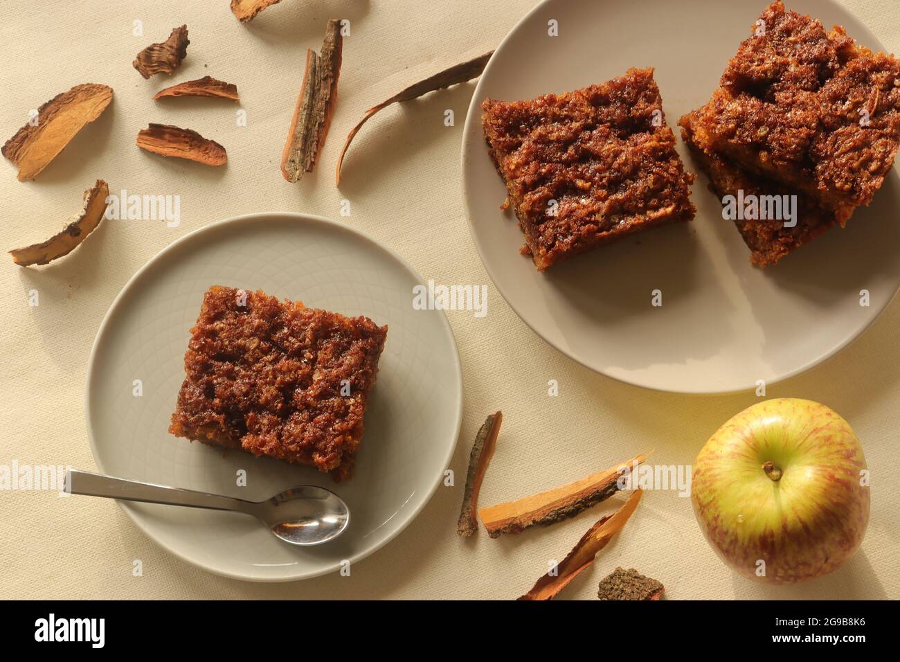 Gateau Aux Pommes A La Cannelle Tres Humide Avec Une Croute De Beurre A La Cannelle Et De Cassonade Prise De Vue Sur Fond Blanc Photo Stock Alamy Gateau Aux Pommes A La Cannelle Tres Humide Avec Une Croute De Beurre A La Cannelle Et De Cassonade Prise De Vue Sur Fond Blanc Photo Stock Alamy
