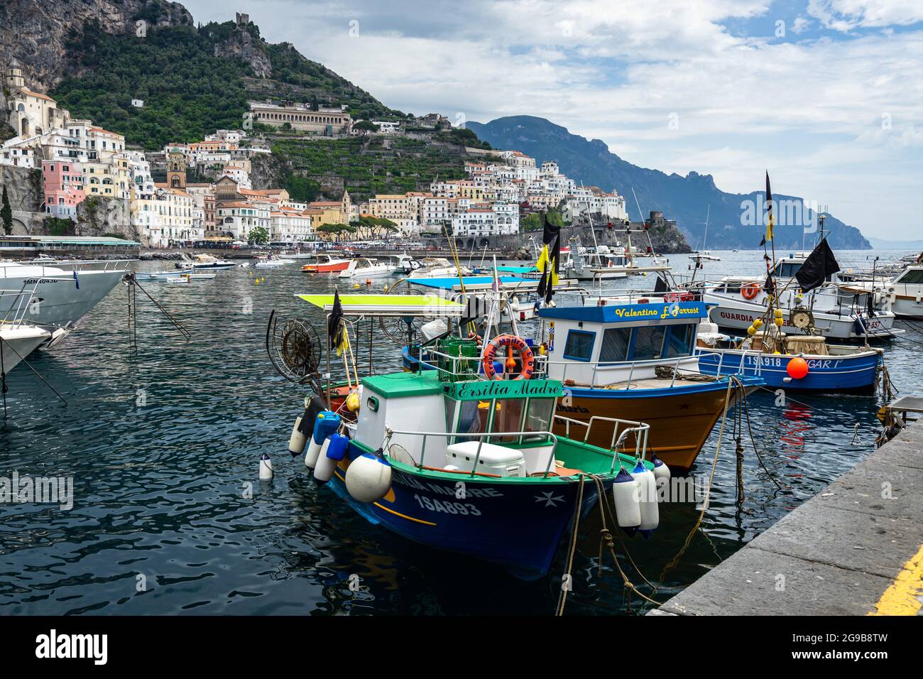 Bateaux à poissons amarrés au port d'Amalfi avec la ville en arrière-plan. Amalfi, Italie, juin 2021 Banque D'Images