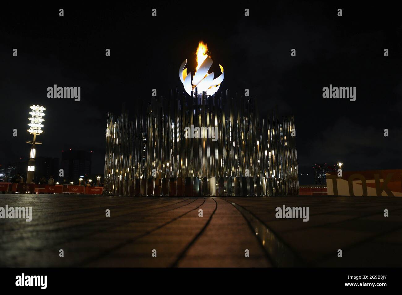 Tokyo, Japon. 25 juillet 2021. Un caldron olympique est vu la nuit sur le pont Ariake Yume-no-ohashi à Tokyo, Japon, le 25 juillet 2021. Credit: Du Xiaoyi/Xinhua/Alay Live News Banque D'Images