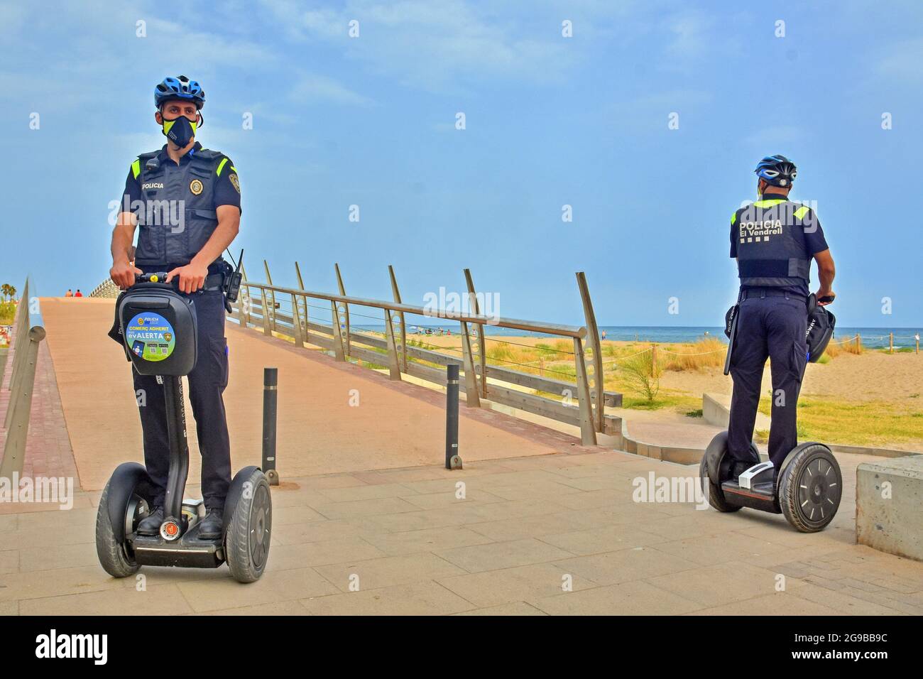 Vendrell, Espagne. 23 juillet 2021. La police locale de Vendrell patrouille sur les véhicules électriques Sagway. La police locale d'El Vendrell (Espagne) intègre le segway dans ses flottes de véhicules, le système de transport par une seule personne qui permet une plus grande agilité à l'officier de police et la capacité de contrôle dans les zones piétonnes fermées à la circulation ou les zones bondées de personnes et les zones commerciales. Ces véhicules atteignent 20 km/h, il s'agit d'équipements électriques, de sorte qu'ils ne génèrent pas de bruit ou d'émissions polluantes. (Photo de Ramon Costa/SOPA Images/Sipa USA) crédit: SIPA USA/Alay Live News Banque D'Images