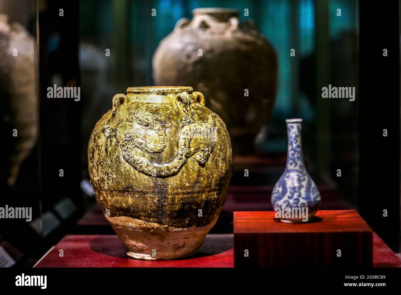 Manille, Philippines. 21 juillet 2021. Des céramiques chinoises anciennes sont exposées au Musée national d'anthropologie des Philippines, à Manille, aux Philippines, le 21 juillet 2021. POUR ALLER AVEC 'Feature: Céramique chinoise ancienne dans le musée philippin témoins Quanzhou's Glory Along Maritime Silk Road' Credit: Rouelle Umali/Xinhua/Alay Live News Banque D'Images