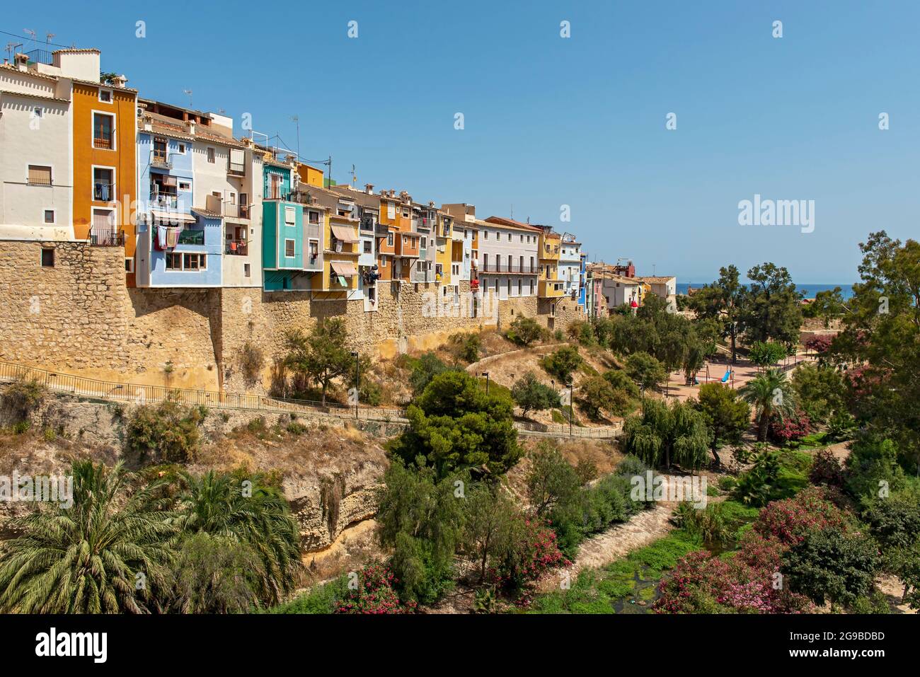 Maisons suspendues colorées (Casas colgadas) sur les murs de la vieille ville de Villajoyosa, Espagne Banque D'Images