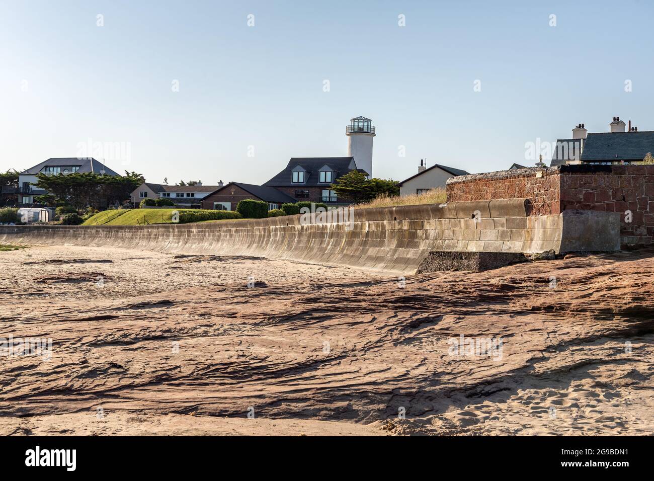 Hoylake, Wirral, Royaume-Uni. Plage de Red Rocks et propriétés sur Stanley Road surplombant le front de mer, y compris le phare réplique. Banque D'Images