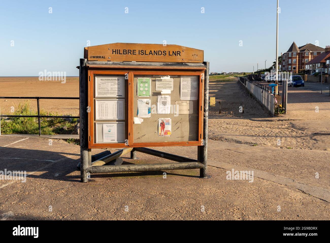 West Kirby, Wirral, Royaume-Uni. Panneau de notification de la communauté à côté de la plage, indiquant un itinéraire sûr vers l'île de Hilbre à marée basse. Banque D'Images