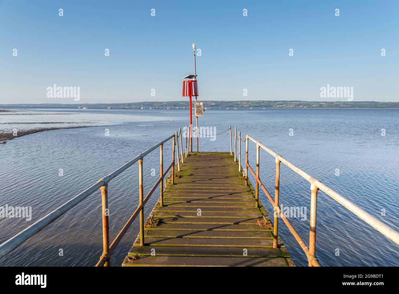 West Kirby, Wirral, Royaume-Uni. Jetée et marque latérale du port, utilisée par le West Kirby Sailing Club pour transporter les membres à destination et en provenance des yachts sur la rivière Dee Banque D'Images