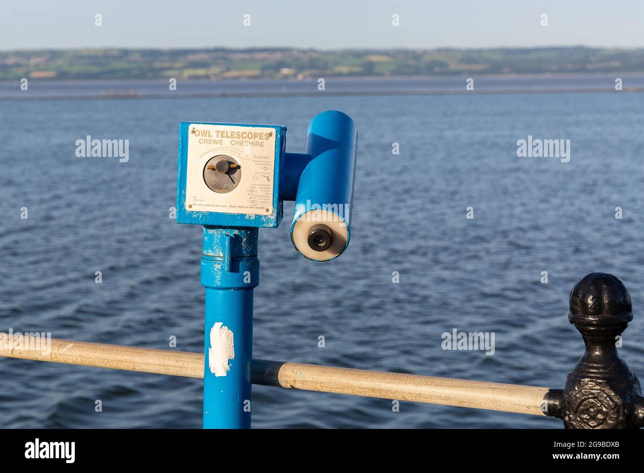 West Kirby, Wirral, Royaume-Uni. Le télescope Owl à pièces bleues, situé à côté du lac marin, surplombe la rivière Dee vers le nord du pays de Galles. Banque D'Images
