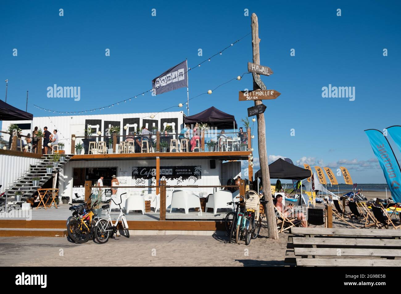 Pärnu, Estonie - 11 juillet 2021: Centre de surf Aloha sur la plage de Pärnu proposant des cours et des activités. Banque D'Images